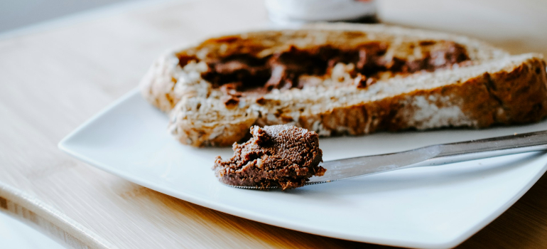 Čokoladni namaz na kriški hleba
