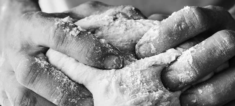 Osoba koja mesi hleb od kiselog testa 