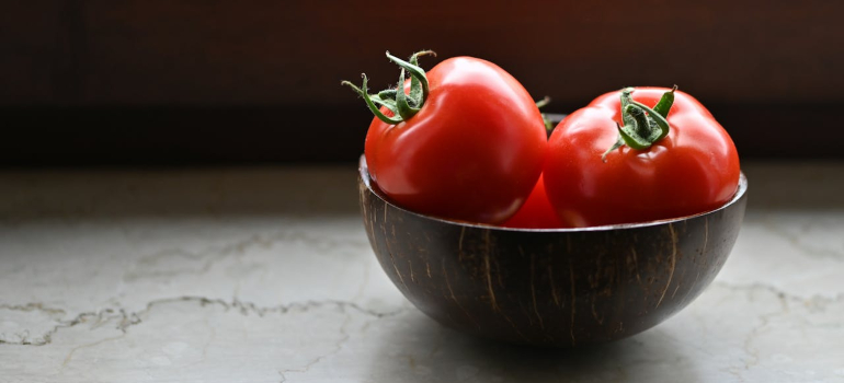 Paradajz u činiji od kokosovog oraha