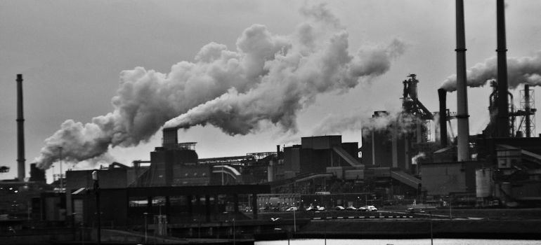 Lokomotiva pored fabrike 