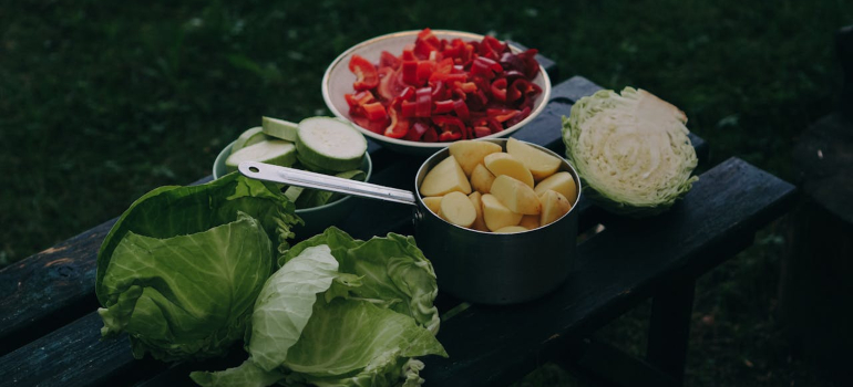 Naseckano povrće u činijama na stolu