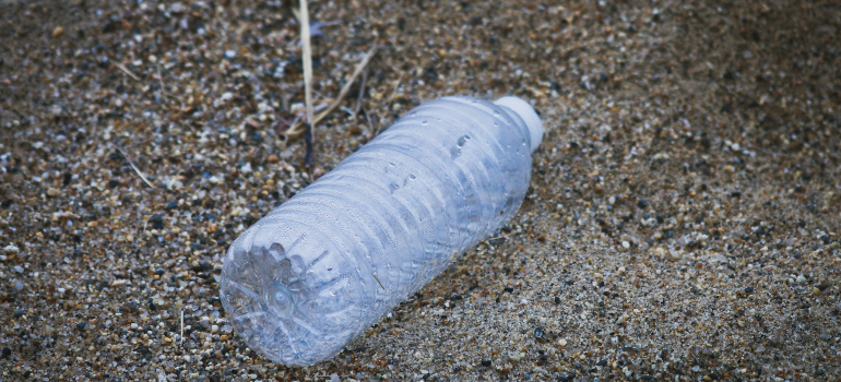 Plastična flaša na pesku 