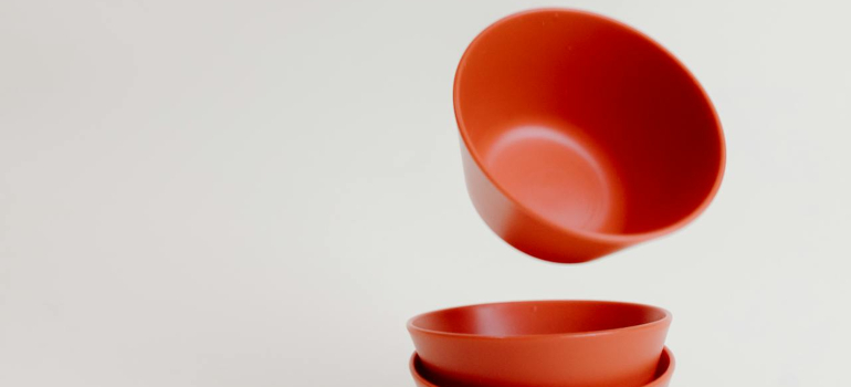 Plastika u kuhinji u vidu crvenih činija 