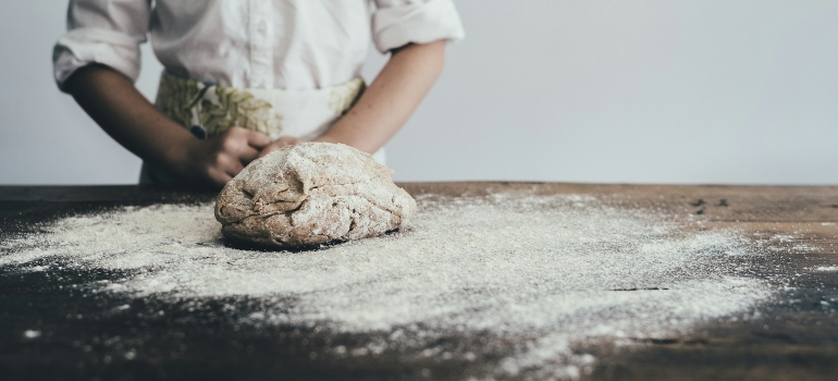Osoba koja mesi hleb 