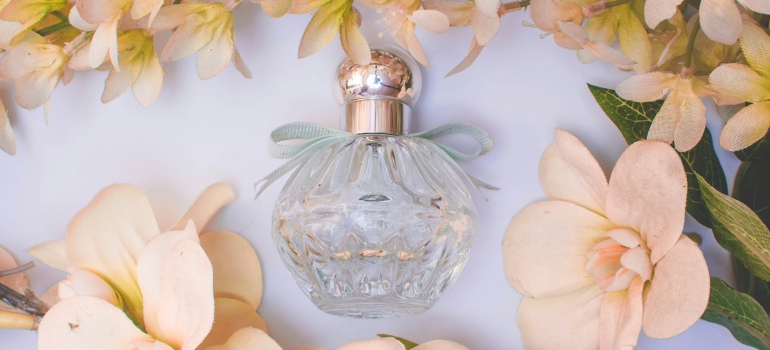 Bočica parfema među cvećem