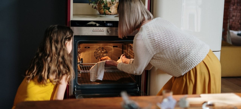 Osobe koje žele napraviti hleb od kiselog testa u svom domu 
