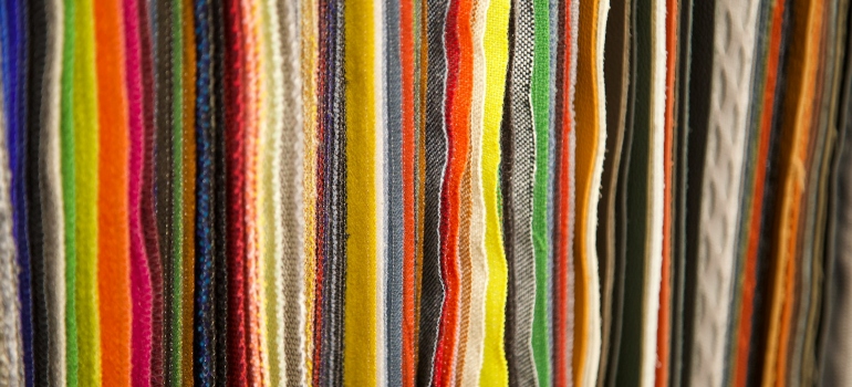 Tkanine različitih boja