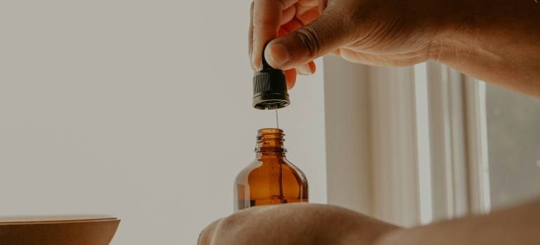 Osoba koja koristi najbolji omekšivač za veš koji ne šteti zdravlju