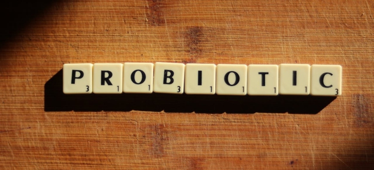 Pločice sa slovima na drvenoj površini