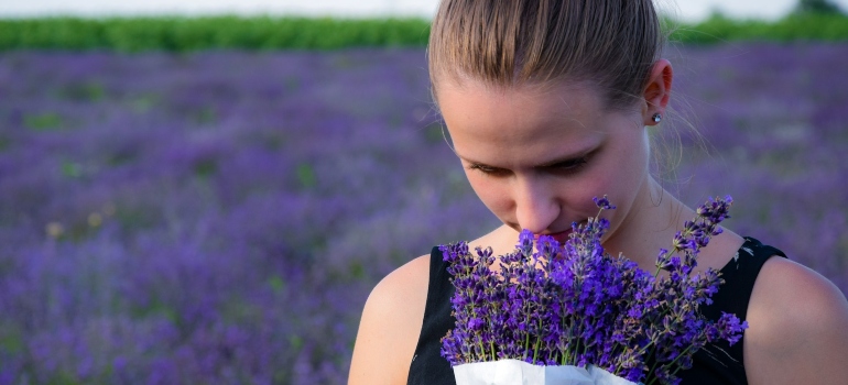 Žena koja miriše lavandu