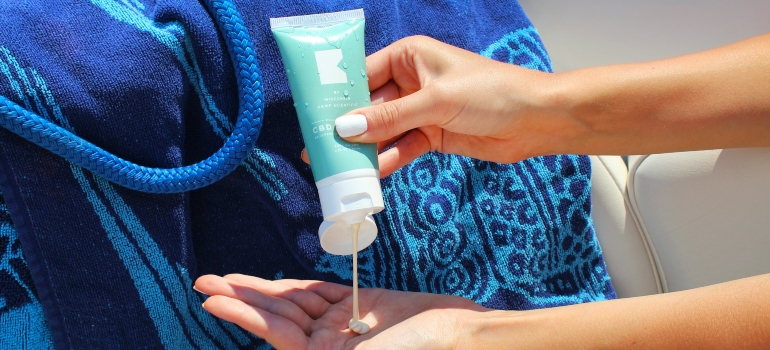 Osoba koja koristi kreme za sunčanje 