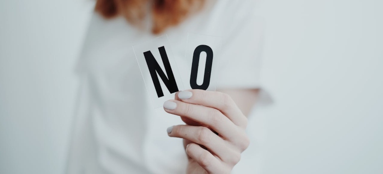 Osoba koja drži slova u ruci 