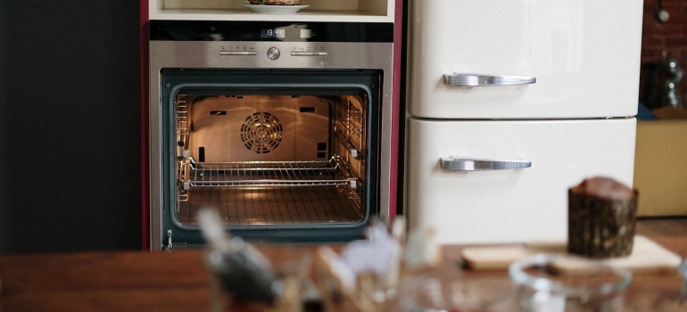 Otvorena rerna u kuhinji