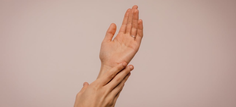 Osoba koja koristi goveđi loj za kožu 