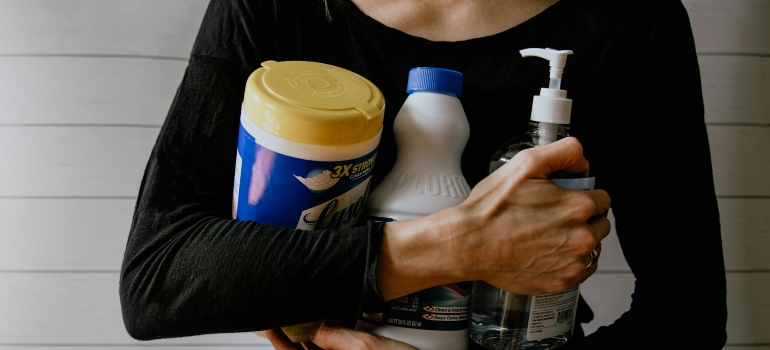 Osoba koja drži sredstva za čišćenje