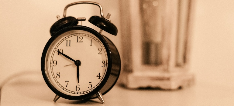 Sat na noćnom stočiću