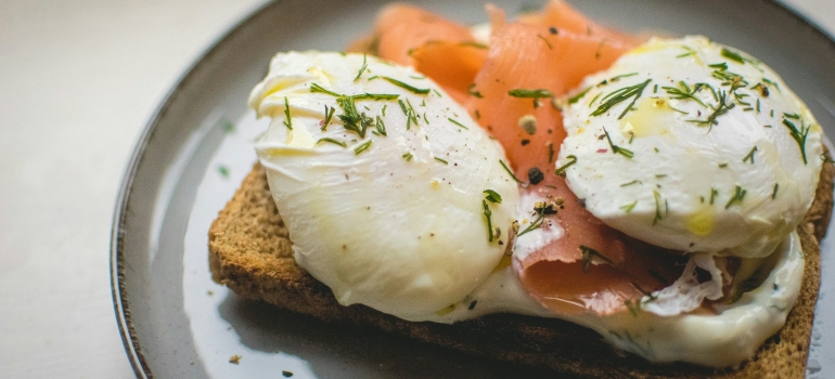 Poširana jaja sa lososom na krišci hleba